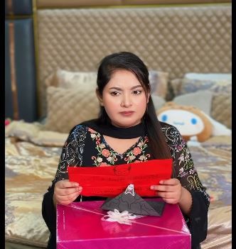 ‘নতুন প্রো’র খোঁজে ইন্টারনেট তারকারা